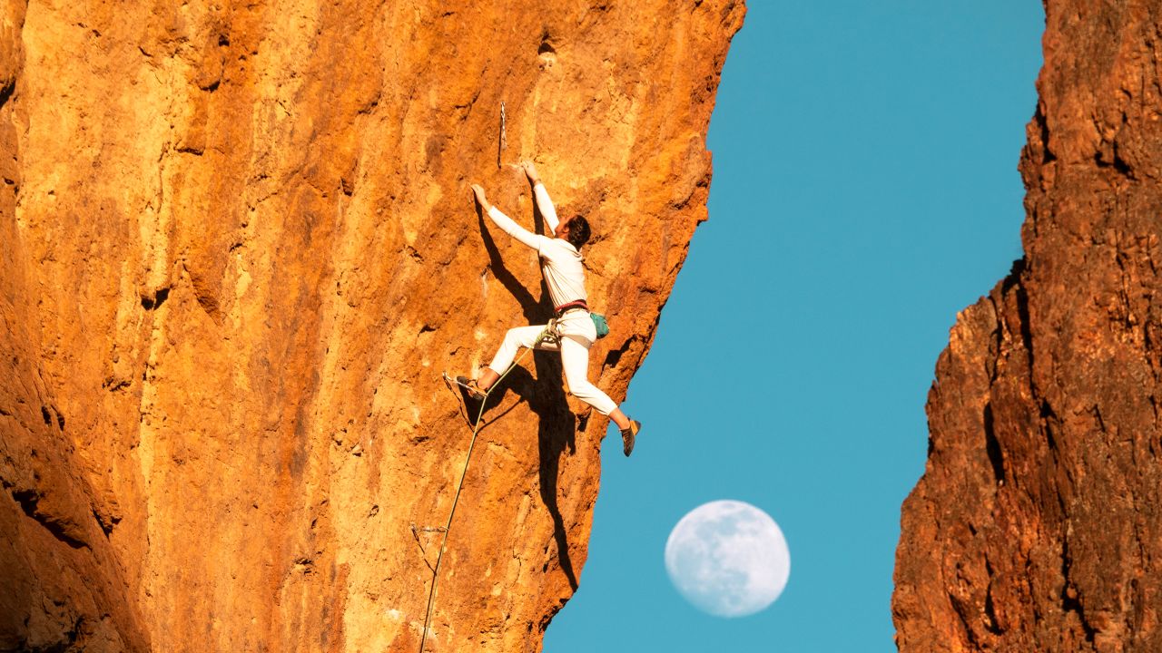 Mira Capicchioni on Time to Power, Smith Rock, photo by Jules Jimreivat 