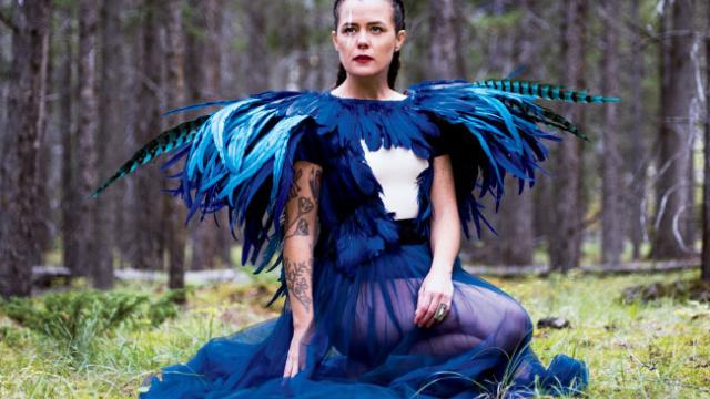 iskwē ᐃᐢᑫᐧᐤ songwriter-performer, and Banff Centre alumnus. Photo by Kari Medig.