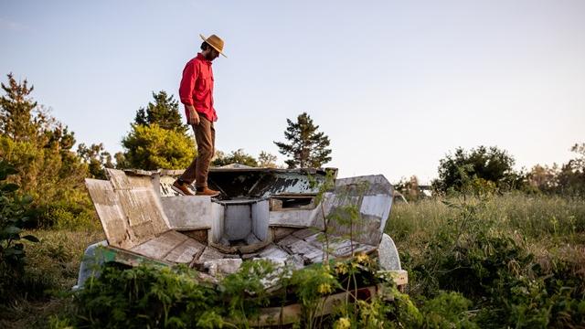 Image from the film Camel Finds Water