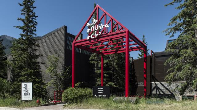 Joi T. Arcand, Installation view of “ᓇᒨᔭ ᓂᑎᑌᐧᐃᐧᓇ ᓂᑕᔮᐣ” (2017). Courtesy of the artist. Commissioned by Walter Phillips G