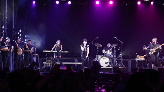 iskwé performs at the 2018 JUNO Awards