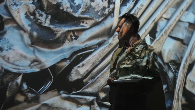 Artist Marten Berkman and his work "Hart to Heart"