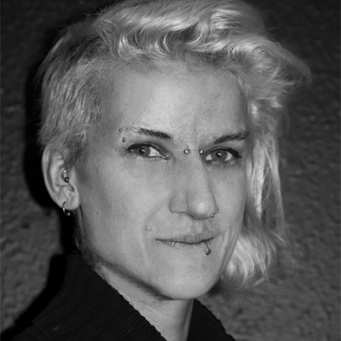 Women with blond short hair with piercing on her face